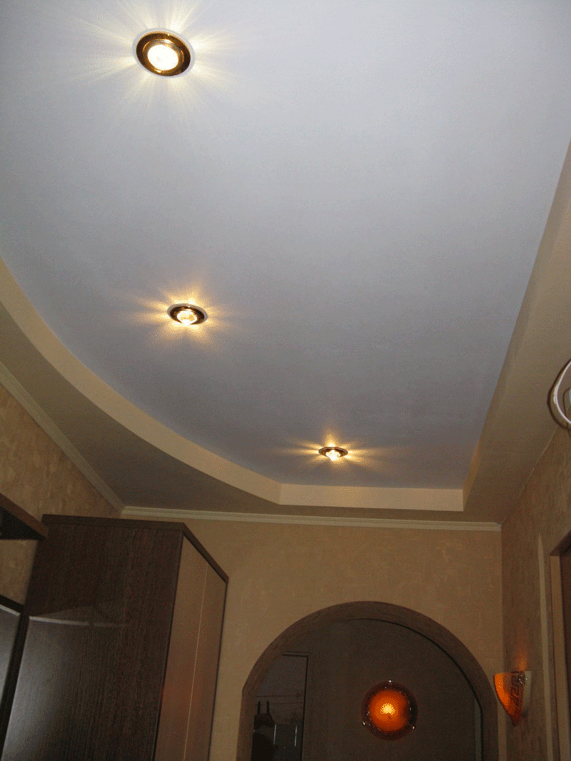 Потолок из гипсокартона в коридоре — создание комфорта своими руками