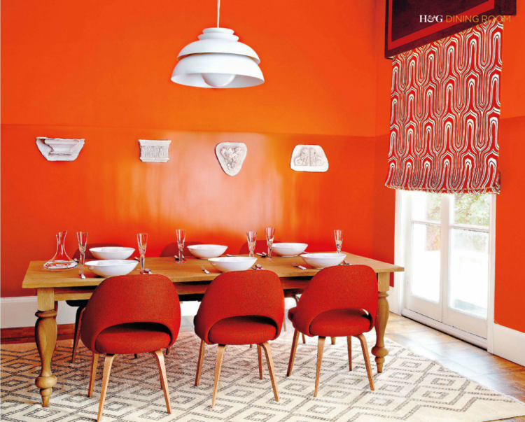 Оранжевые стулья на кухне фото