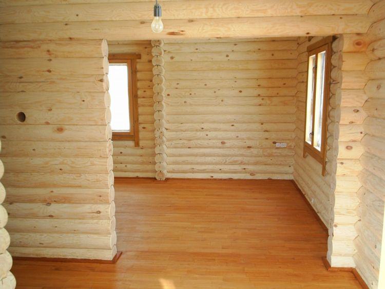 Интерьер в деревянном доме из оцилиндрованного бревна - фото